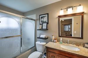 布兰登Lakefront Brandon Home with Patio and Screened Lanai!的配有马桶、水槽和淋浴的浴室