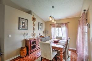 Lakefront Brandon Home with Patio and Screened Lanai!的休息区