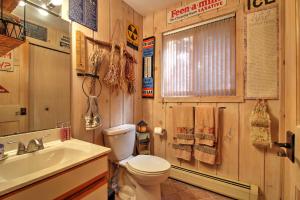 un bagno con un water e un lavandino di West Dover Vacation Rental with Hot Tub Near Mt Snow a West Dover Altre 18 foto