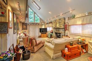ein Wohnzimmer mit Sofas und einem Steinkamin in der Unterkunft West Dover Vacation Rental with Hot Tub Near Mt Snow in West Dover