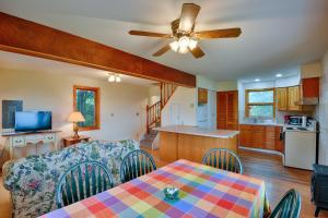 sala de estar y cocina con mesa y sillas en Mountain Top Country Hideaway 48 Acres, Fire Pit!, en Leonardsville