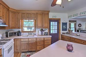 Kjøkken eller kjøkkenkrok på Finger Lakes Vacation Rental 6 Acres with Pool!