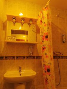 uma casa de banho com um lavatório, um WC e um espelho. em River Star Hotel em Praga