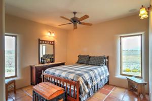 Postel nebo postele na pokoji v ubytování Traditional Taos Home 26 Acres with Mountain Views