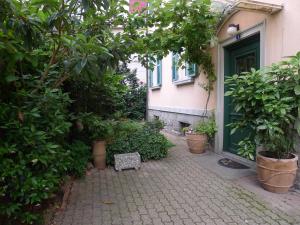 un edificio con una puerta y algunas plantas y un banco en Casa Jolanda, en Bellinzona