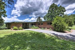 Zahrada ubytování Stair-Free Lexington Home with Blue Ridge Mtn Views!