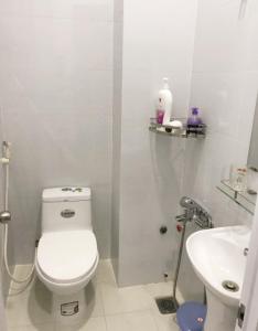 biała łazienka z toaletą i umywalką w obiekcie SWEET HOME w mieście Vung Tau