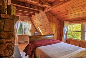 Ένα ή περισσότερα κρεβάτια σε δωμάτιο στο Bearpen Lodge on 125 Acres - Near Belleayre Mtn!