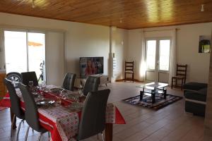 TV a/nebo společenská místnost v ubytování Gîte des Dodos