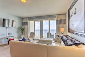 - un salon avec un canapé et une vue sur l'océan dans l'établissement PCB Resort Condo with Balcony Walk to Beach!, à Panama City Beach