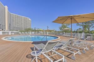 Photo de la galerie de l'établissement PCB Resort Condo with Balcony Walk to Beach!, à Panama City Beach