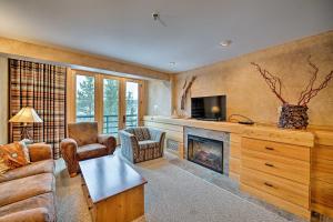 sala de estar con sofá y chimenea en Big Sky Condo with Mountain Views, Hike, Ski and Fish! en Big Sky