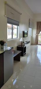Kampong SelematにあるBukit Merah 99 Motel(Suria Apartment)のキッチン、リビングルームが備わる広い客室です。