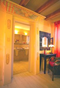 La salle de bains est pourvue de 2 lavabos et d'un grand miroir. dans l'établissement Cleo´s Hotel Kallstadt, à Kallstadt