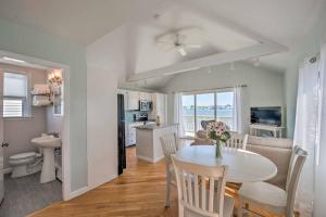 uma sala de jantar e sala de estar com mesa e cadeiras em Coastal Rhode Island Home with Kayaks, Deck and Grill! em Portsmouth
