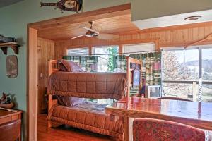 - une chambre avec des lits superposés et une table dans l'établissement Paradise Cove Cabin with Boathouse and Dock, à Guntersville