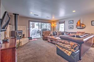 a living room with a leather couch and a tv at Cozy Incline Village Townhome 2 Mi to Ski Beach in Incline Village