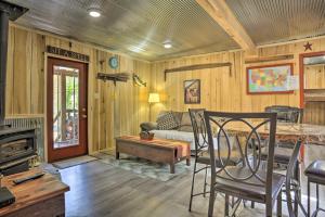 Posezení v ubytování Kentucky Cabin with 2 Fishing Ponds and Trail Access