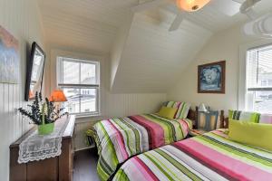 Postel nebo postele na pokoji v ubytování Upper Cape Cod Bayfront House - Walk to Beach!