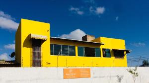 un bâtiment jaune au-dessus d'un mur dans l'établissement Ruta Del Sol, à Mossoró