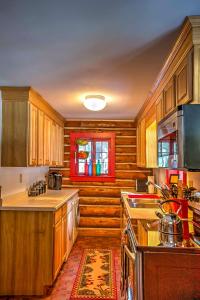 O bucătărie sau chicinetă la Award-Winning Log Cabin, Top 5 in New England!