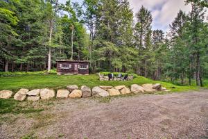 un gruppo di persone che si trovano di fronte a una cabina di Award-Winning Log Cabin, Top 5 in New England! a Londonderry