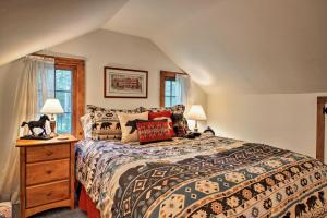 Un pat sau paturi într-o cameră la Award-Winning Log Cabin, Top 5 in New England!