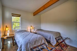 Postel nebo postele na pokoji v ubytování Secluded Getaway with Deck, Steps to Fritz Creek!