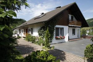 een huis midden in een tuin bij Ferienwohnung Bücker in Schmallenberg