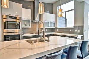Foto dalla galleria di Modern Anchorage Townhome - By Delaney Park Strip! ad Anchorage