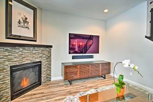 Foto dalla galleria di Modern Anchorage Townhome - By Delaney Park Strip! ad Anchorage