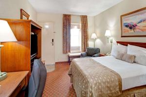 Postel nebo postele na pokoji v ubytování Ramada by Wyndham West Memphis