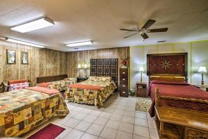 Ένα ή περισσότερα κρεβάτια σε δωμάτιο στο Pine Lodge Cabin on 450 Acres in Ozark Mountains
