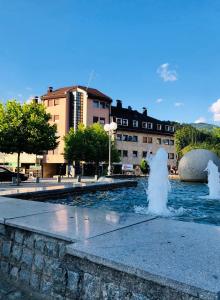 deux fontaines d'eau dans une fontaine dans une ville dans l'établissement CENTRAL Kolašin, à Kolašin