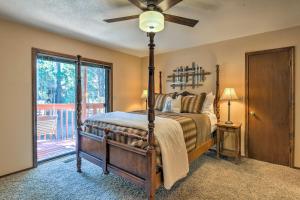 Wooded Retreat with Deck 4 Mi to Downtown Flagstaff في فلاغستاف: غرفة نوم بسرير ومروحة سقف