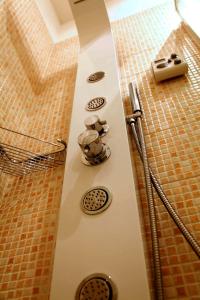 W łazience znajduje się prysznic. w obiekcie A Class w mieście Lecce