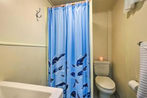 Baño con cortina de ducha con delfines. en Walk to Beach and Main St Catalina Island Cottage!, en Avalon 16 fotos más