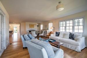 uma sala de estar com dois sofás e uma mesa em Luxe Waterfront East Quogue Home with Beach On-Site! em East Quogue