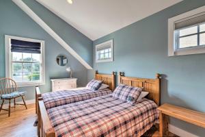 Ένα ή περισσότερα κρεβάτια σε δωμάτιο στο Luxe Waterfront East Quogue Home with Beach On-Site!