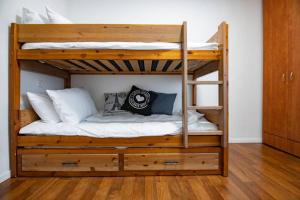 Двухъярусная кровать или двухъярусные кровати в номере Art Apartment In Mamila - Parking Best Location 1-2