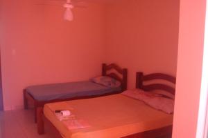 Kleines Zimmer mit 2 Betten und einem Tisch in der Unterkunft stellamares apartamentos in Salvador