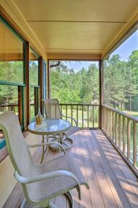 a screened in porch with a table and chairs at Cozy Pine Mountain Cabin with Screened Porch and Yard! in Pine Mountain