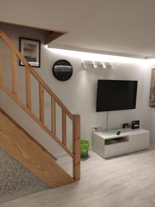Telewizja i/lub zestaw kina domowego w obiekcie Cozy Apartment Malasaña FREE Parking