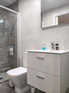 łazienka z toaletą, umywalką i prysznicem w obiekcie Cozy Apartment Malasaña FREE Parking w Madrycie