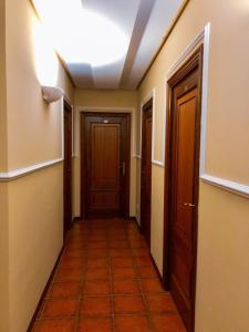 a hallway with a door leading to a bathroom at Hotel Baccus in Carballino