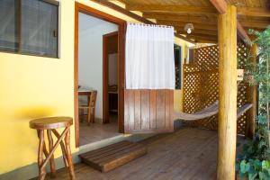 a room with a wooden floor and wooden walls at Morada do Gabriel in Guarda do Embaú