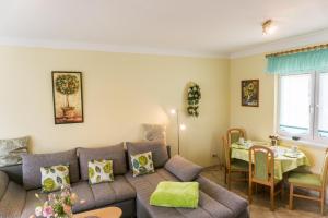 ein Wohnzimmer mit einem Sofa und einem Tisch in der Unterkunft Ferienhaus Seensucht in Göhren-Lebbin