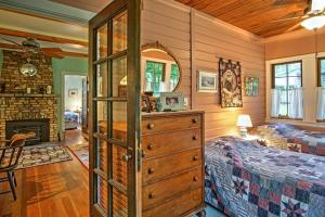 una camera da letto con cassettiera, letto e camino di Harbert Cottage with Fire Pit Half Mile to Beach! a Harbert
