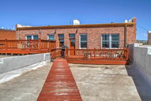 Vintage Downtown Laramie Apartment with Deck!的阳台或露台