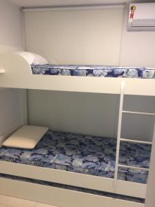 Uma ou mais camas em beliche em um quarto em Golf Ville Resort Residence